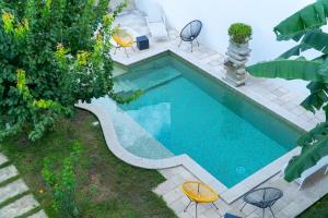 an overhead view of a swimming pool with chairs around it at Percebes Exclusive B&B in Cutrofiano
