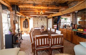 クレックにあるApartment Komarna Komarna Iiiの木製のテーブルと椅子のあるダイニングルーム