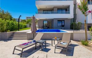 Bazén v ubytování 3 Bedroom Cozy Apartment In Malinska nebo v jeho okolí