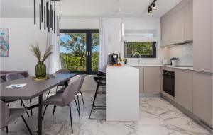 Kuchyň nebo kuchyňský kout v ubytování 3 Bedroom Cozy Apartment In Malinska