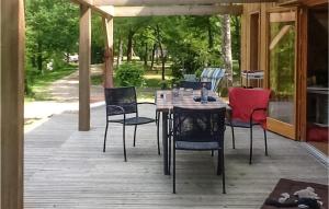 サンタフリクにあるBeautiful Apartment In Saint-Affriqueのデッキにテーブルと椅子が置かれたパティオ