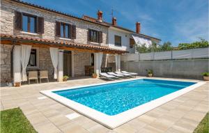 Bazén v ubytovaní 3 Bedroom Villa In Pula alebo v jeho blízkosti