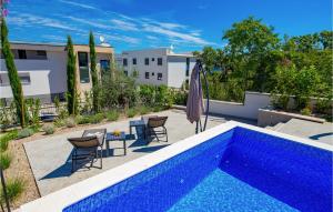 Bazén v ubytování 3 Bedroom Cozy Apartment In Malinska nebo v jeho okolí + 35 fotografií