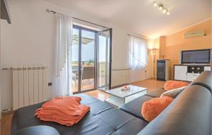 Posezení v ubytování Gorgeous Home In Vodnjan With Kitchen