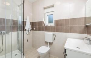 Koupelna v ubytování Cozy Apartment In Stara Novalja