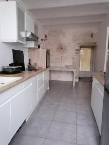 Η κουζίνα ή μικρή κουζίνα στο Maison sansonnette