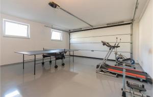 een garage met een pingpongtafel en een loopband bij Gorgeous Home In Glavina Gornja in Gornja Glavina