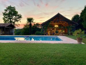 Hồ bơi trong/gần B&B La Paillole