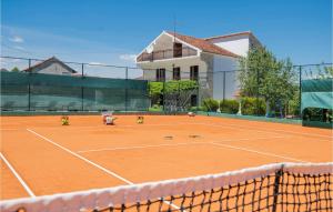 Tenis a/nebo squash v ubytování Awesome Home In Runovic With Wifi nebo okolí