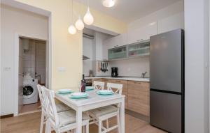 Kuchyňa alebo kuchynka v ubytovaní Awesome Apartment In Baska Voda