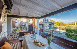 un patio con tavolo e sedie su un balcone di Amazing Home In Dobrinj a Dobrinj