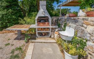 Un jardín fuera de Cozy Home In Grizane With Kitchen