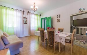 Una televisión o centro de entretenimiento en Cozy Home In Grizane With Kitchen