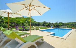 La alberca dentro o cerca de Gorgeous Home In Kanfanar With Wifi