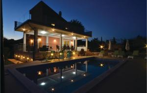 La alberca dentro o cerca de Gorgeous Home In Kanfanar With Wifi