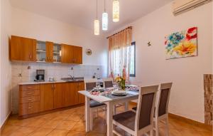 Kuchyňa alebo kuchynka v ubytovaní Cozy Apartment In Liznjan With Wifi