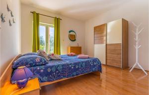 Voodi või voodid majutusasutuse Cozy Apartment In Liznjan With Wifi toas