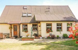 Κήπος έξω από το Lovely Apartment In Lütow With Kitchen