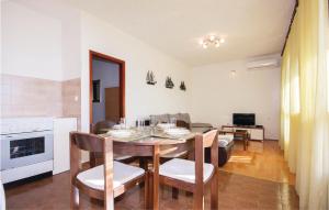 Posedenie v ubytovaní One-Bedroom Apartment In Sibenik