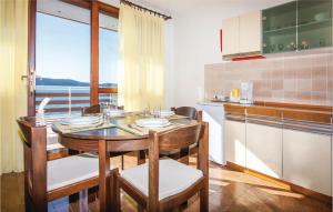 Kuchyňa alebo kuchynka v ubytovaní One-Bedroom Apartment In Sibenik