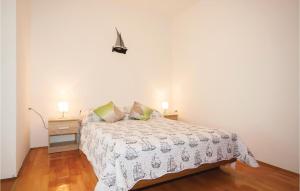 Posteľ alebo postele v izbe v ubytovaní One-Bedroom Apartment In Sibenik