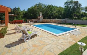 Πισίνα στο ή κοντά στο 4 Bedroom Beautiful Home In Kunj