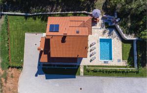 Πισίνα στο ή κοντά στο 4 Bedroom Beautiful Home In Kunj +32 φωτογραφίες