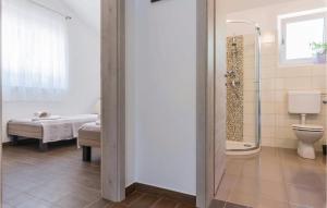 Kúpeľňa v ubytovaní Two-Bedroom Holiday Home In Vodnjan