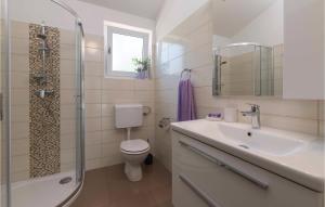 Kúpeľňa v ubytovaní Two-Bedroom Holiday Home In Vodnjan