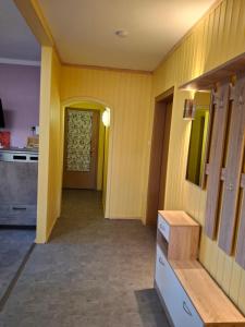 ein Küchenflur mit einer gelben Wand in der Unterkunft Ferienwohnung Eichweg in Bad Sooden-Allendorf