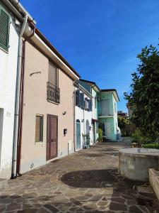 un groupe de bâtiments assis l'un à côté de l'autre dans l'établissement Appartamento Il Limone, à Pise