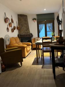 una sala de estar con un sofá y una mesa en Casa Árbol, en Pedro Bernardo