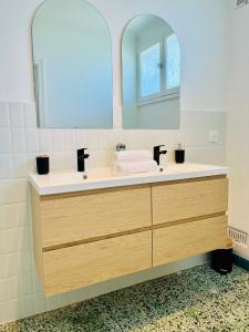 a bathroom with a sink and a mirror at L'Orée du Golf - Maison Deauville 8 personnes in Saint-Arnoult +22 photos