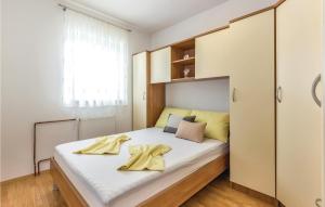 Postel nebo postele na pokoji v ubytování Beautiful Apartment In Novi Vinodolski