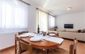 TV a/nebo společenská místnost v ubytování Beautiful Apartment In Novi Vinodolski