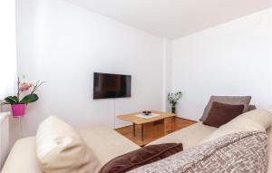 TV a/nebo společenská místnost v ubytování Beautiful Apartment In Novi Vinodolski