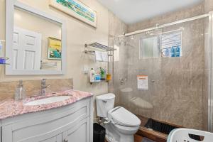 ein Badezimmer mit Dusche, Toilette und Waschbecken in der Unterkunft Beauty Supplies 3Br house for Family in Fremont in Fremont + 55 Fotos
