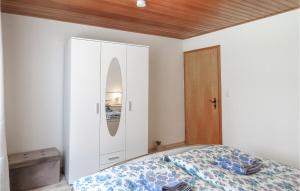 Postel nebo postele na pokoji v ubytování 2 Bedroom Amazing Home In Flammersfeld