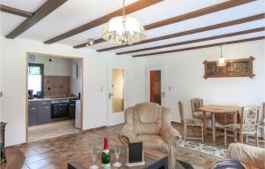 Posezení v ubytování 2 Bedroom Amazing Home In Flammersfeld