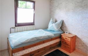 Postel nebo postele na pokoji v ubytování 2 Bedroom Amazing Home In Flammersfeld