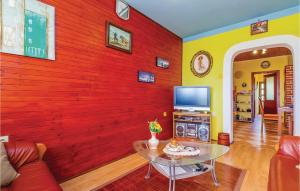 Televízia a/alebo spoločenská miestnosť v ubytovaní 3 Bedroom Cozy Apartment In Crikvenica