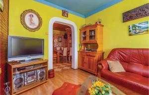 Televízia a/alebo spoločenská miestnosť v ubytovaní 3 Bedroom Cozy Apartment In Crikvenica