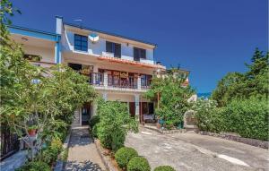 Vonkajšia záhrada v ubytovaní 3 Bedroom Cozy Apartment In Crikvenica