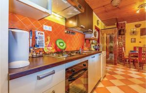 Kuchyňa alebo kuchynka v ubytovaní 3 Bedroom Cozy Apartment In Crikvenica