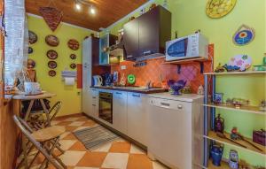 Kuchyňa alebo kuchynka v ubytovaní 3 Bedroom Cozy Apartment In Crikvenica