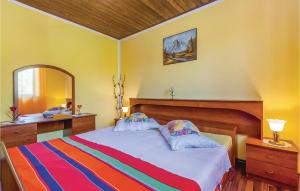 Posteľ alebo postele v izbe v ubytovaní 3 Bedroom Cozy Apartment In Crikvenica