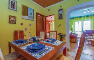Posedenie v ubytovaní 3 Bedroom Cozy Apartment In Crikvenica