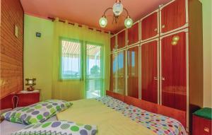 Posteľ alebo postele v izbe v ubytovaní 3 Bedroom Cozy Apartment In Crikvenica