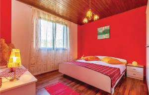 Posteľ alebo postele v izbe v ubytovaní 3 Bedroom Cozy Apartment In Crikvenica