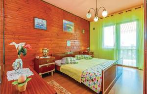 Posteľ alebo postele v izbe v ubytovaní 3 Bedroom Cozy Apartment In Crikvenica